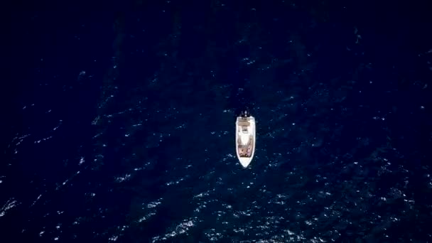 Luftaufnahme eines Paares auf einem Boot beim gemeinsamen Sonnenbaden an einem warmen Sommertag — Stockvideo