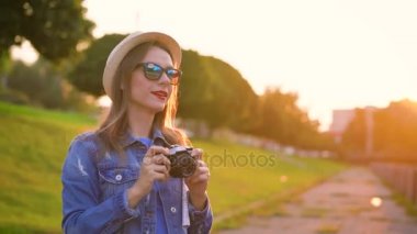 Kız şehir ve doğa ve sights alarak fotoğraf çevresinde bir film kamerası üzerinde yürüyor. Ağır çekim