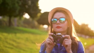 Kız bir film kamerada şehir ve doğa ve sights alarak fotoğraf yürüyor