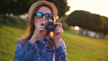 Kız bir film kamerada şehir ve doğa ve sights alarak fotoğraf yürüyor