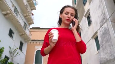 Meşgul kadın Smartphone ishal aşağı belgili tanımlık merdiven açık havada süre söz