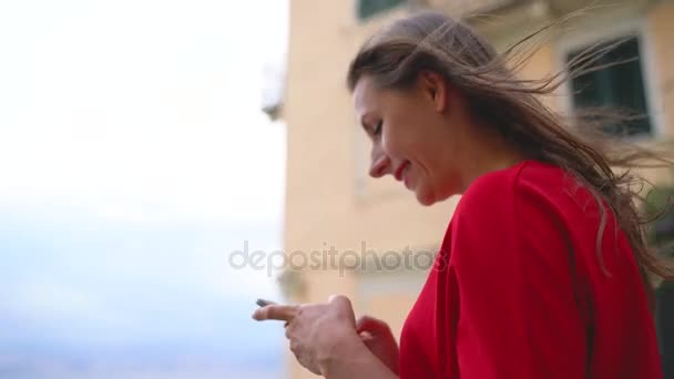 Mulher feliz falando no smartphone enquanto está de pé nas escadas ao ar livre — Vídeo de Stock