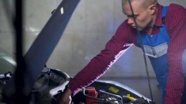 Araba Servisi, tamir, bakım ve insan kavramı - otomatik mekanik Atölyesi'nde çalışma