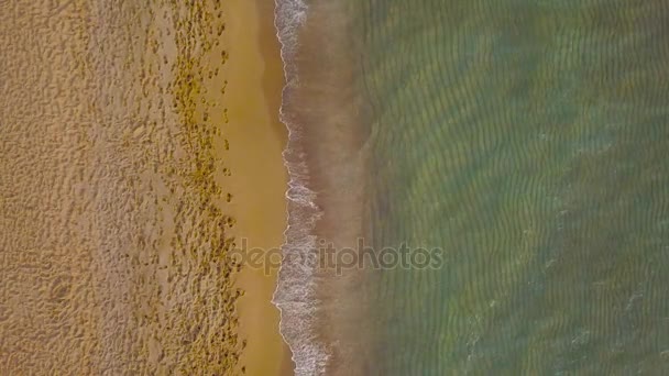 Ovanifrån av en öde strand i solnedgången. Grekiska kusten av Joniska havet — Stockvideo