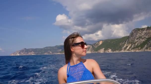 Vacanze estive - giovane ragazza alla guida di una barca a motore sul mare — Video Stock