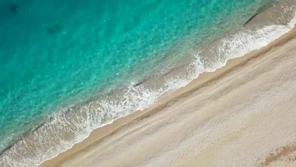 Blick von oben auf einen einsamen Strand. die griechische Küste des ionischen Meeres — Stockvideo