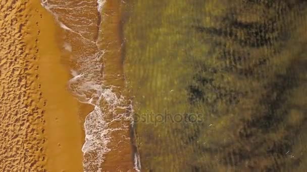 Vista superior de una playa desierta al atardecer. Costa griega del mar Jónico — Vídeo de stock