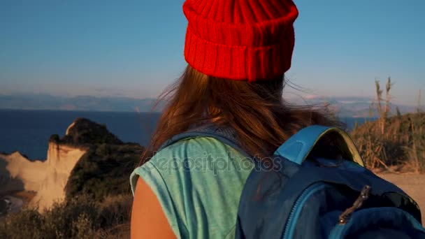 Femme avec un sac à dos va au Cap Drastis à l'île de Corfou en Grèce — Video