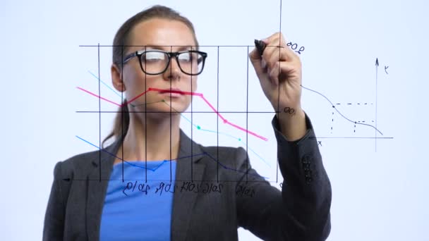 Mujer dibuja varias tablas de crecimiento, el cálculo de las perspectivas de éxito en una oficina de vidrio moderno — Vídeos de Stock