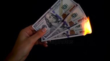 Siyah bir zemin üzerine el yakın dolar yanan