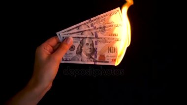 Siyah bir zemin üzerine el yakın dolar yanan