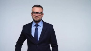 İki iş ortakları birbirine studio karşılama el sıkışın. Ağır çekim