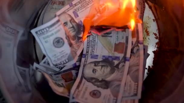 Сожжение долларов в мусорном баке крупным планом — стоковое видео