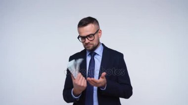 Adam Amerikan Doları ile memnun olduğunu ve onlara başka bir kişiye verir