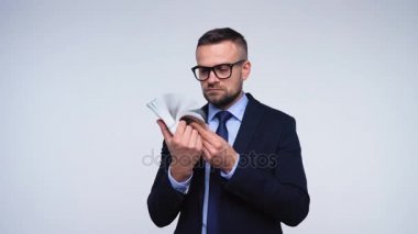 Adam Amerikan Doları ile memnun olduğunu