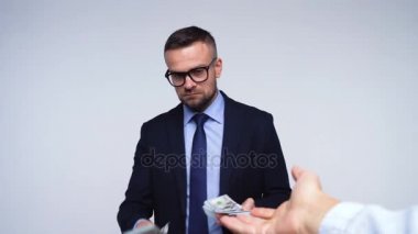 Adam parasını başka bir kişiye vermek zorunda kalır