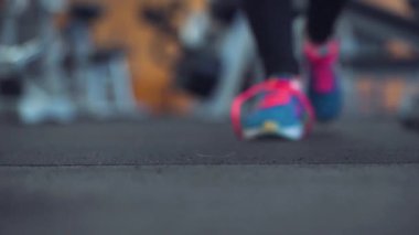 Koşu ayakkabıları - kadın spor ayakkabı bağcıklarımı bağlama