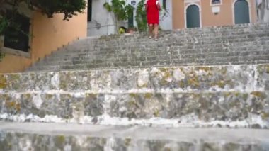 Merdivenlerden aşağı açık havada çalıştırırken bir akıllı telefon meşgul kadın kullanır