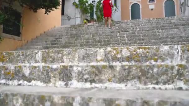 忙しい女性は屋外階段を駆けながらスマート フォンを使用してください。 — ストック動画