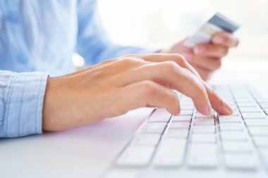 Online ödeme için kredi kartı ile bir kadın. Açık kavramı