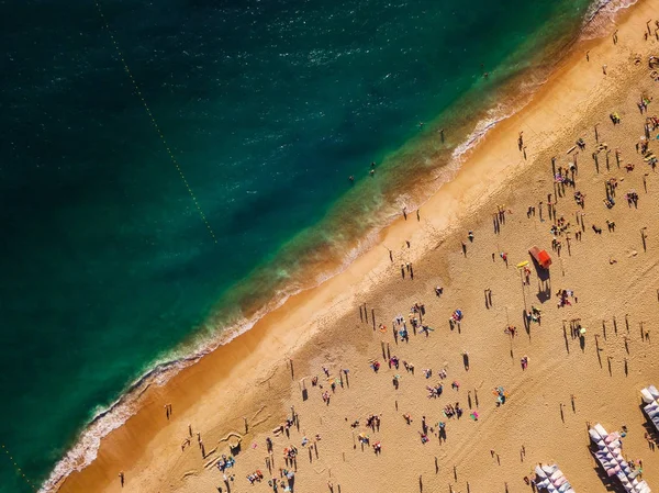 Vista desde arriba a una playa concurrida. Costa del Océano Atlántico — Foto de Stock