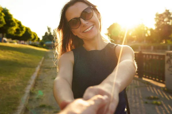 Beni - mutlu genç kadın çekerek adamın el - el ele izleyin 