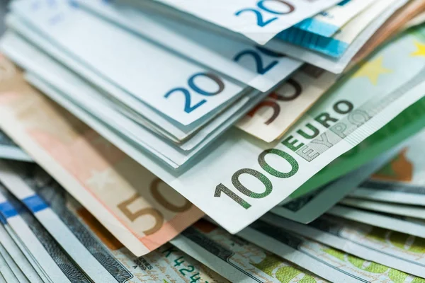 Fondo de billetes en euros y dólares estadounidenses — Foto de Stock