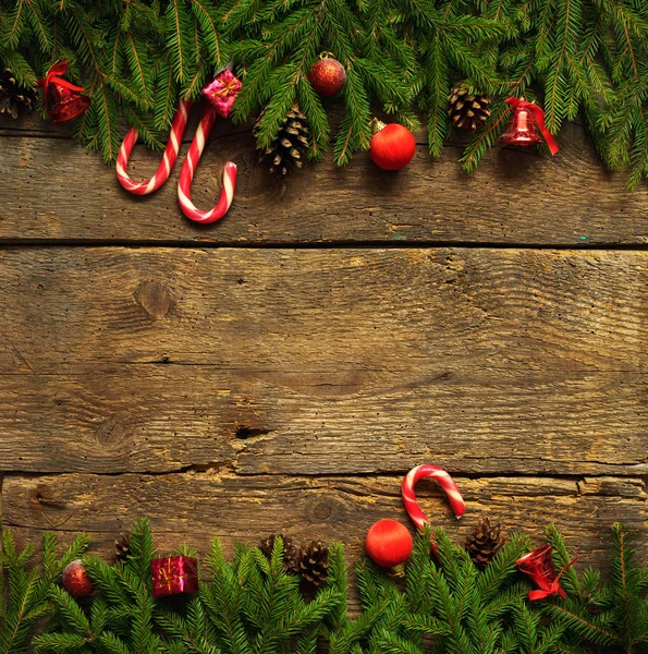 Bordo di Natale con rami di abete, coni, decora di Natale — Foto Stock
