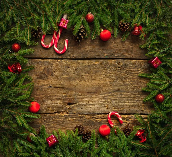 Bordo di Natale con rami di abete, coni, decora di Natale — Foto Stock