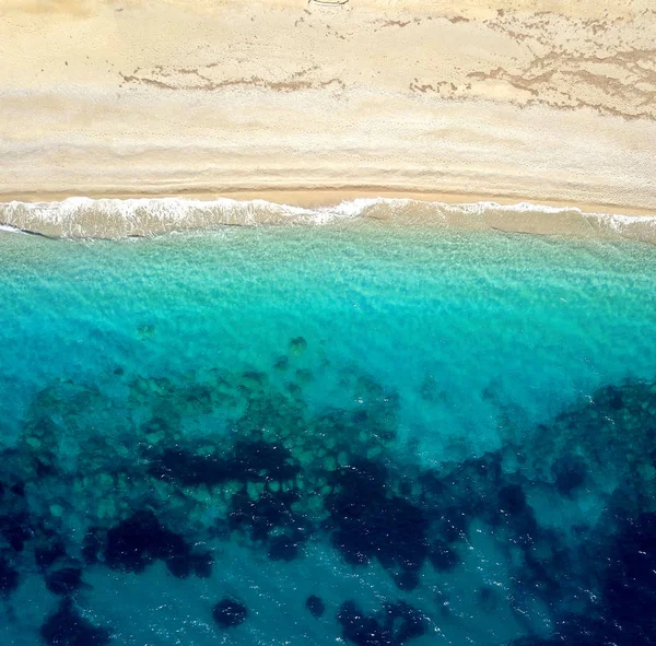 Vista superior de uma praia deserta. A costa grega do Mar Jónico — Fotografia de Stock