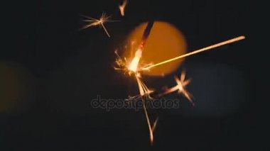 Bir siyah üzerine yanan Noel maytap
