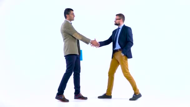 Due partner commerciali si stringono la mano accogliendosi in studio — Video Stock