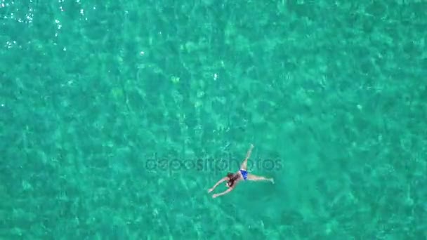 Blick aus der Höhe auf schwimmende Frau im klaren Meer — Stockvideo