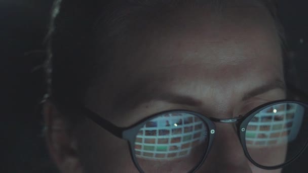 Mujer con gafas mirando en el monitor y navegando por Internet — Vídeos de Stock