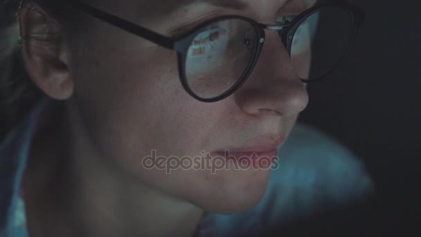 Mujer con gafas mirando en el monitor y navegando por Internet — Vídeos de Stock