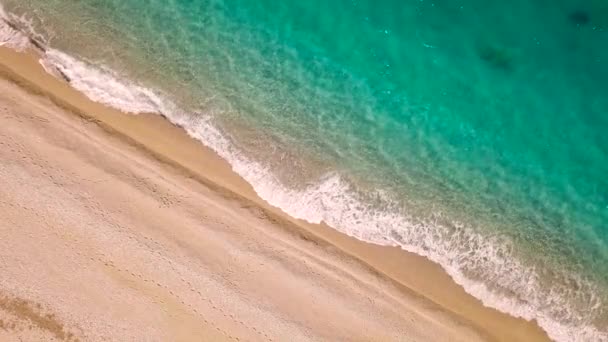 Ovanifrån av en öde strand. Grekiska kusten av Joniska havet — Stockvideo