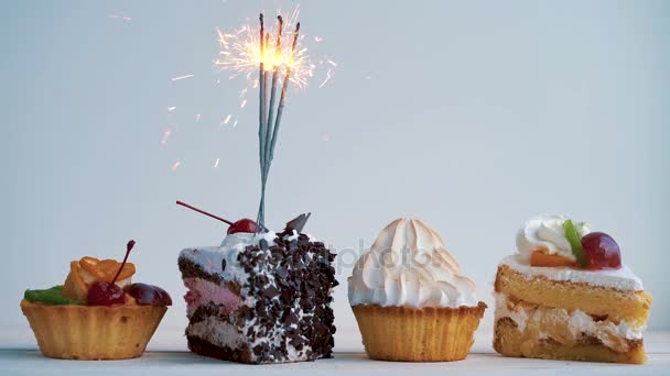 Diferentes cupcakes con bengalas. Idea para fiestas, cumpleaños, aniversarios, celebraciones y fiestas — Vídeos de Stock