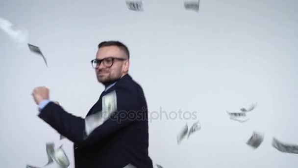 Movimento lento de dólares caindo sobre o homem formalmente vestido — Vídeo de Stock