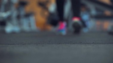 Koşu ayakkabıları - kadın spor ayakkabı bağcıklarımı bağlama