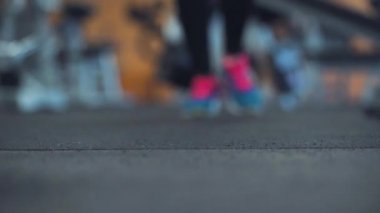 Koşu ayakkabıları - kadın spor ayakkabı bağcıklarımı bağlama