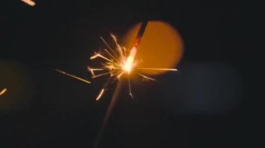 Noel maytap bir siyah üzerine yazma. Ağır çekim