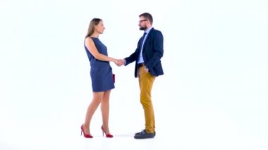 İki iş ortakları birbirine studio karşılama el sıkışın. Ağır çekim