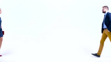 İki iş ortakları birbirine studio karşılama el sallamak.