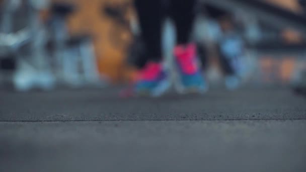 Παπούτσια για τρέξιμο - γυναίκα δένοντας Κορδόνια παπουτσιών στο γυμναστήριο — Αρχείο Βίντεο