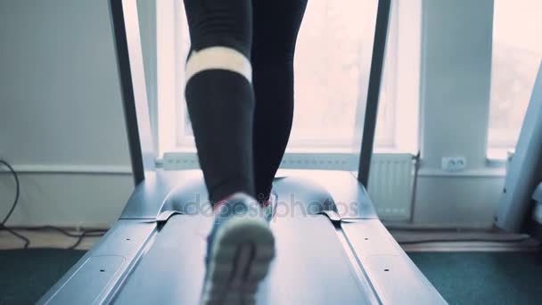 Mujer corriendo en la cinta de correr en el gimnasio. Movimiento lento — Vídeos de Stock