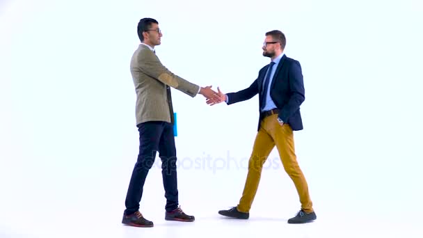 Dwóch partnerów biznesowych uścisnąć dłoń, witając siebie w studio. Zwolnionym tempie — Wideo stockowe
