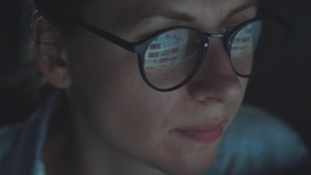Kvinna i glasögon tittar på bildskärmen och surfa Internet — Stockvideo