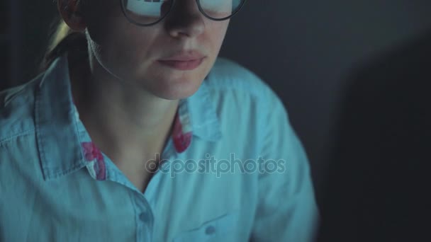 Donna in occhiali guardando sul monitor e navigando Internet — Video Stock