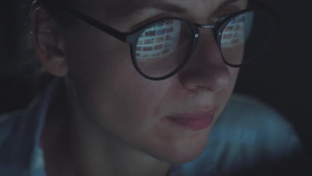 Mujer con gafas mirando en el monitor y navegando por Internet — Vídeos de Stock