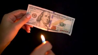 Siyah bir zemin üzerine el yakın dolar yanan